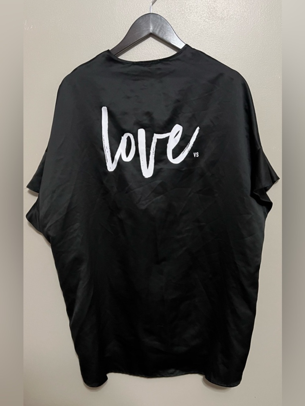 Victoria secret “Love” robe black flutter
Sleeves Size OS